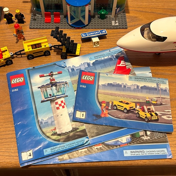 LEGO City Airport Terminal and Passenger Plane Set 3182 Retired - Picture 14 of 16